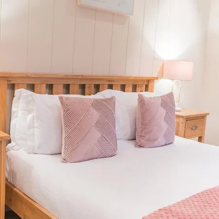 Family Friendly, Lovely Lakeland With Private Parking And A Patio