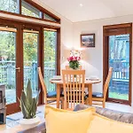 Family Friendly, Lovely Lakeland With Private Parking And A Patio * Hawkshead