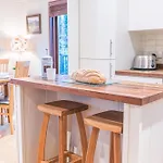 Family Friendly, Lovely Lakeland With Private Parking And A Patio Chalé Hawkshead