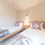 Family Friendly, Lovely Lakeland With Private Parking And A Patio *