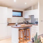 Family Friendly, Lovely Lakeland With Private Parking And A Patio Chalé