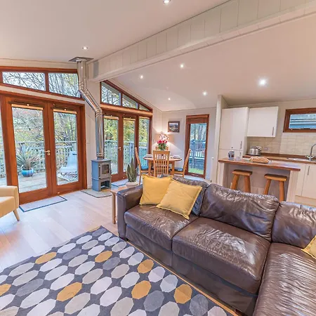 Family Friendly, Lovely Lakeland With Private Parking And A Patio *