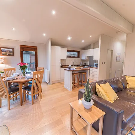 Family Friendly, Lovely Lakeland With Private Parking And A Patio * Хоуксхед