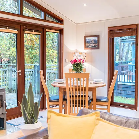 Family Friendly, Lovely Lakeland With Private Parking And A Patio * Хоуксхед