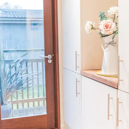 Family Friendly, Lovely Lakeland With Private Parking And A Patio Σαλέ