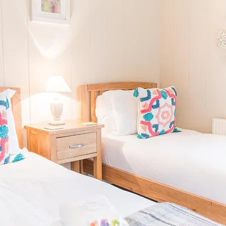 Family Friendly, Lovely Lakeland With Private Parking And A Patio Chalet *
