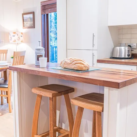 Family Friendly, Lovely Lakeland With Private Parking And A Patio Шале Хоуксхед