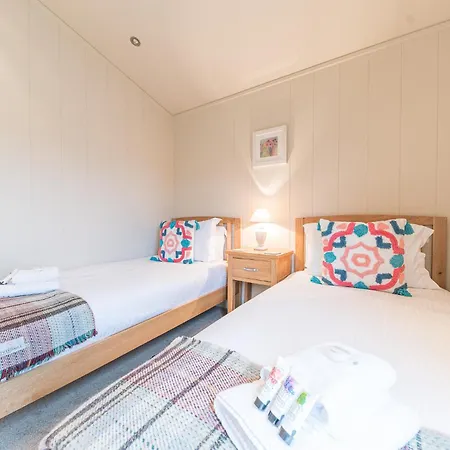 Family Friendly, Lovely Lakeland With Private Parking And A Patio *