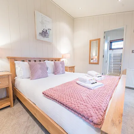 Family Friendly, Lovely Lakeland With Private Parking And A Patio * ホークスヘッド
