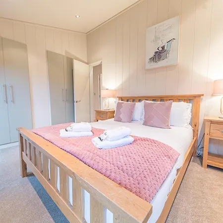 Chalé Family Friendly, Lovely Lakeland With Private Parking And A Patio