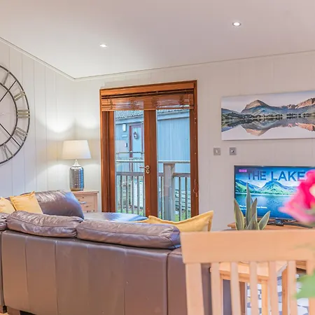 Family Friendly, Lovely Lakeland With Private Parking And A Patio Σαλέ *