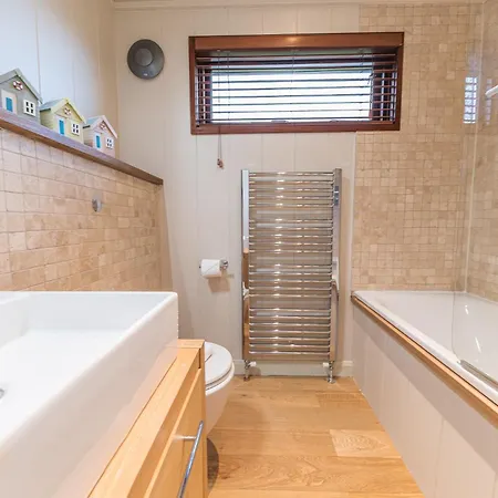 Family Friendly, Lovely Lakeland With Private Parking And A Patio * ホークスヘッド