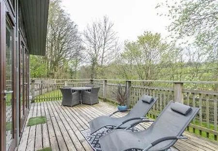 Family Friendly, Lovely Lakeland With Private Parking And A Patio 샬레 호크셰드