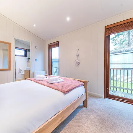 Family Friendly, Lovely Lakeland With Private Parking And A Patio 호크셰드