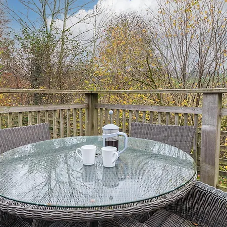 Family Friendly, Lovely Lakeland With Private Parking And A Patio