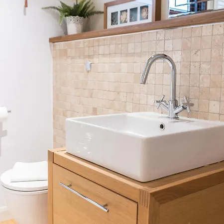 Family Friendly, Lovely Lakeland With Private Parking And A Patio 호크셰드