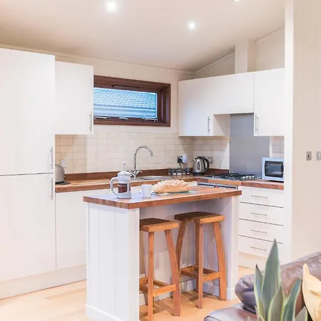 Family Friendly, Lovely Lakeland With Private Parking And A Patio 샬레